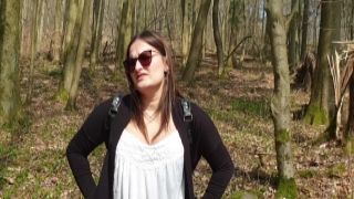 Studentin Holly Outdoor nach der Uni im Wald gefickt