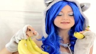 Cosplayer penetrates her hairy pussy with a banana